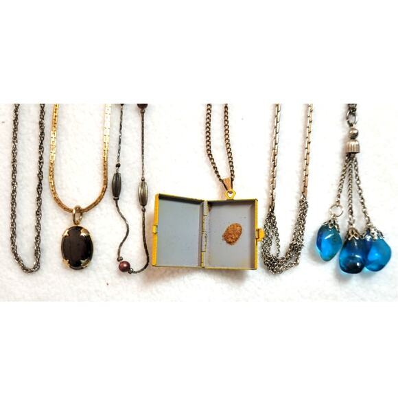 6 Pc Lot Vintage Necklaces Decorative Chains Pendants Silvertone Goldtone - Picture 4 of 5